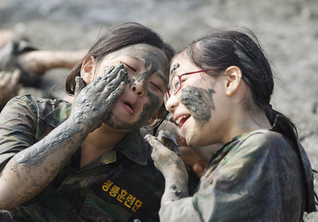 Hàn Quốc: Trẻ em cũng… tập trận ảnh 4 There are many camps across Asia like this one, but with the military threat from North Korea military service in South Korea is compulsory. All adults serve in the armed forces for two years