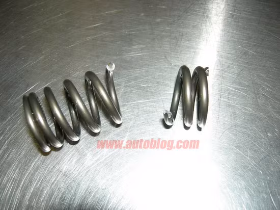 Vết gãy nằm ở khoảng 3/4 phía trên của lò xo nên lò xo vẫn có thể giữ được vị trí cho dù đã bị gãy