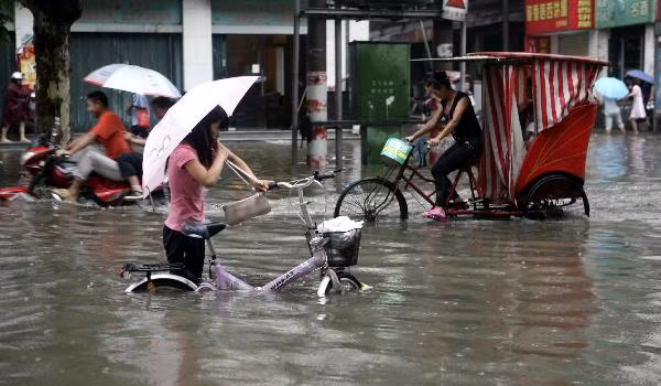 ..nhiều hoạt động bị tê liệt do lụt lội