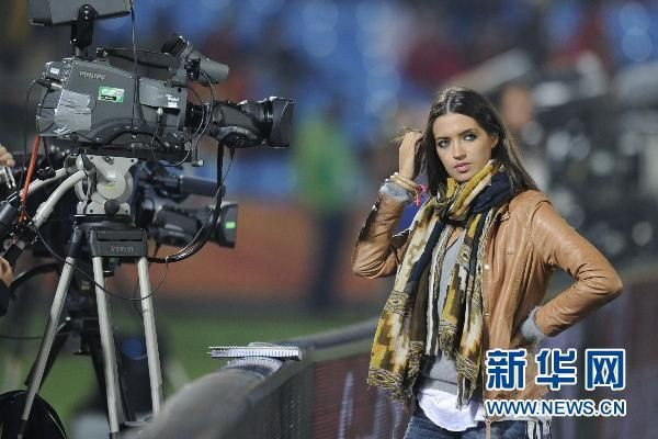 Khi sắc đẹp gây phiền toái ảnh 1 Sara Carbonero, Spanish TV host and girl friend of Spain’s goalkeeper Iker Casillas, was taken as the scapegoat by Spanish fans after Spain lost 0-1 to Switzerland at the 2010 World Cup group match