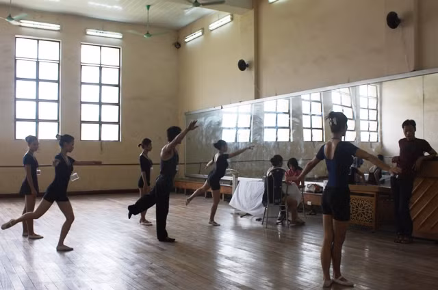 Tranh thủ luyện tập trước giờ thi. Ảnh: gdtd.vn