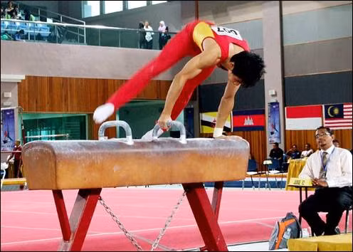 VĐV Phạm Văn Adreas thi đấu trong bài nhảy ngựa