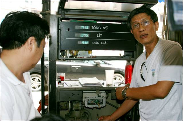 Cây xăng "móc túi" khách hàng trắng trợn ngay giữa Thủ đô ảnh 4 Đầu đấu vào thệ thống điều khiển bên dưới cột bơm xăng nhằm tránh sự phát hiện của cơ quan chức năng