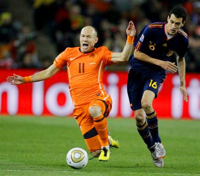 Mọi nỗ lực của Robben vẫn không có bàn thắng nào được ghi Robben