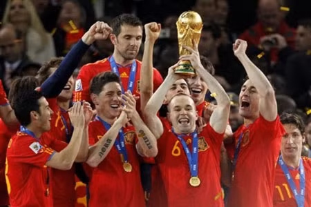 Iniesta ngất ngây, HLV Del Bosque hạnh phúc