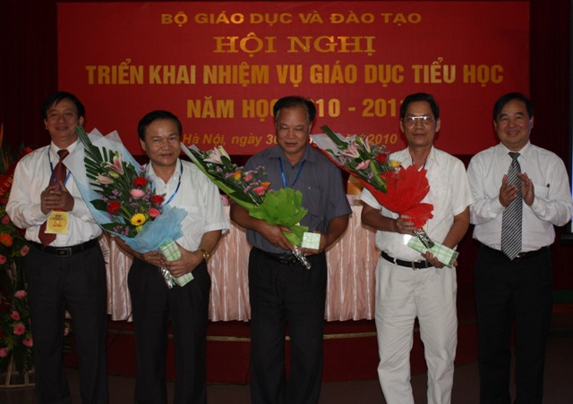 Thứ trưởng Trần Quang Quý tặng quà và hoa cho các cán bộ nghỉ hưu. Ảnh: gdtd.vn