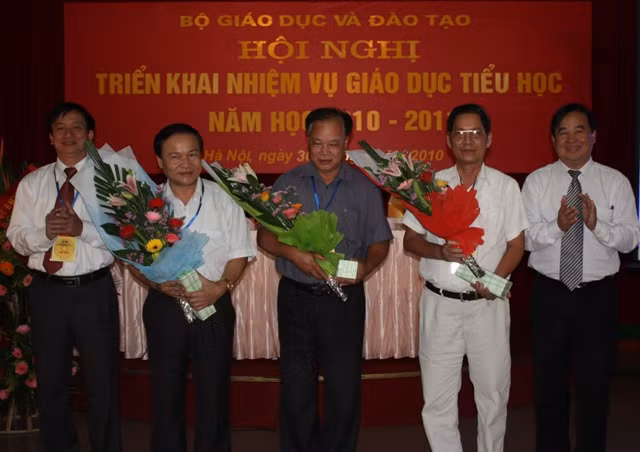 Thứ trưởng Trần Quang Quý tặng quà và hoa cho các cán bộ nghỉ hưu. Ảnh: gdtd.vn