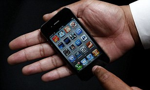 Apple và AT&amp;T bị kiện vì iPhone 4