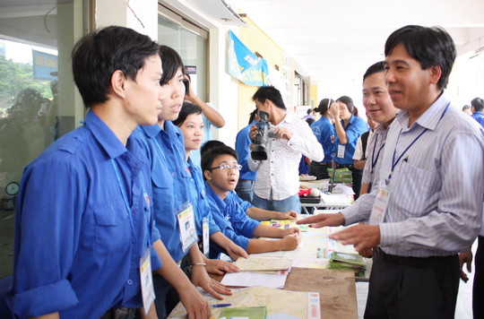 Phó vụ trưởng Vụ CTSH-SV Nguyễn Đăng Mạnh động viên tinh thần các bạn Sinh viên tình nguyện. Ảnh, gdtd.vn