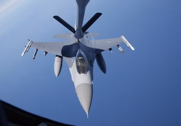 Một chiếc KC-135 Stratotanker từ đội máy bay tiếp nhiên liệu trên không 909 của Lực lượng Không Quân Mỹ trình diễn thao tác tiếp nhiên liệu.