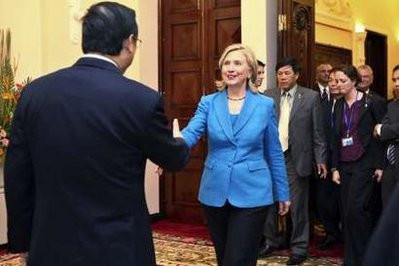 Ngoại trưởng Mỹ Hillary Clinton bắt tay Phó Thủ tướng, Bộ trưởng Ngoại giao Việt Nam Phạm Gia Khiêm tại Nhà khách Chính phủ, Hà Nội 22.7.2010. Ảnh: Reuters U.S. Secretary of State Hillary Clinton shakes hands with Vietnam’s Foreign Minister Pham Gia Khiem (L) at the Government Guest House in Hanoi July 22, 2010.