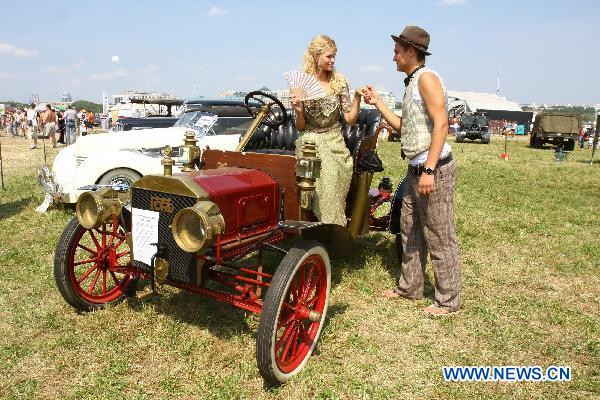 Nga: Người đẹp và xe hơi tại Triễn lãm Autoexotica 2010 ảnh 3 Models stand next to a vehicle during the Exhibition of Autoexotica 2010 at the Tushino airport in the suburbs of Moscow, Russia, July 10, 2010. Some 7,000 vehicles from around the world were presented at the three-day exhibition started from July 9