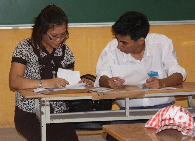Thí sinh làm thủ tục dự thi. Ảnh: gdtd.vn
