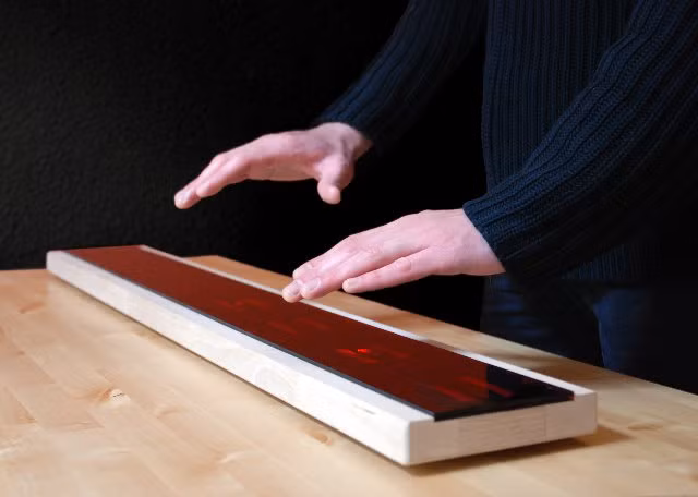 Những động tác lạ khi chơi piano gió (video)