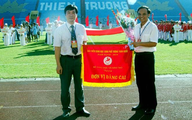 khai mạc Giải điền kinh học sinh toàn quốc năm 2010 ảnh 2 TM Bộ GD&ĐT, ông Ngũ Duy Anh tặng cờ lưu niệm cho ông Nguyễn Văn Tuấn Giám đốc Sở GD&ĐT Nam Định, đơn vị đăng cai giải