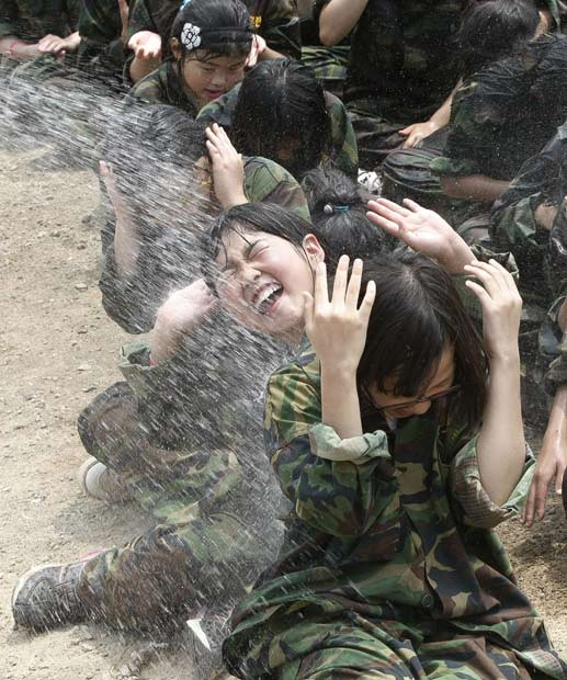 Hàn Quốc: Trẻ em cũng… tập trận ảnh 7 Hoses are trained on the children who are suffering in the hot conditions