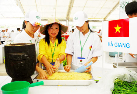 Các đầu bếp đang chế biến món ăn Việt