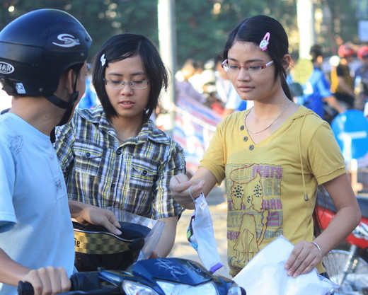 Phụ huynh đưa thí sinh đến địa điểm thi... Ảnh, gdtd.vn