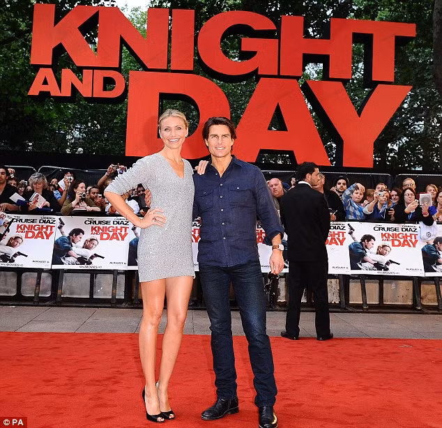 Cameron and Tom pose in front of a huge sign for the film as they arrive at the cinema Read more: http://www.dailymail.co.uk/tvshowbiz/article-1296897/Knight-And-Day-premiere-Cameron-Diaz-wears-stunning-sparkly-minidress-London-premiere.html#ixzz0x70z6TZl