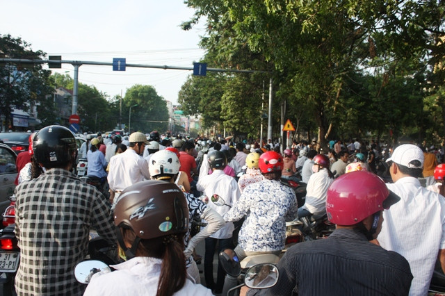 Tắc đường tạm thời khi thí sinh kết thúc giờ thi tại trường ĐH Công Đoàn. Ảnh: gdtd.vn