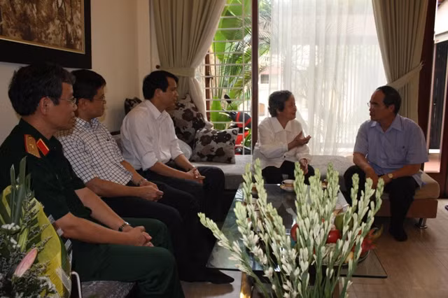 Phó Thủ tướng Nguyễn Thiện Nhân trò chuyện thân mật cùng bà Hoàng Kim Oanh, phu nhân cố GS.Tạ Quang Bửu. Ảnh: gdtd.vn