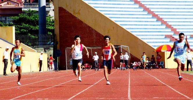 khai mạc Giải điền kinh học sinh toàn quốc năm 2010 ảnh 4 Các VĐV chạy vòng loại cự ly 100m