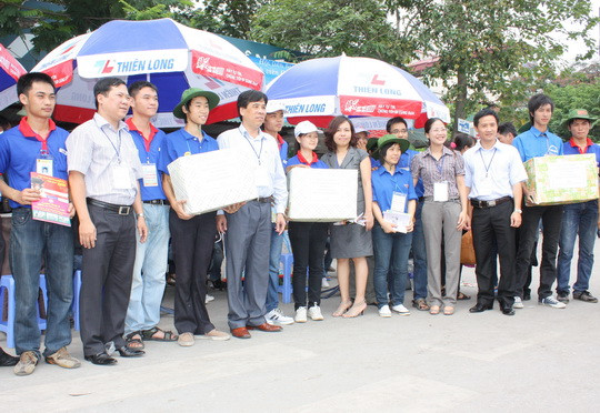 Đồng Chí Nguyễn Đăng Mạnh cùng Phó Bí thư TT Thành đoàn Hà Nội Nguyễn Thị Ngà tặng quà cho các bạn Sinh viên tình nguyện. Ảnh, gdtd.vn