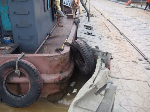 Cú va chạm mạnh của chiếc phà than làm rách nhiều đốt cầu phao. TTGT