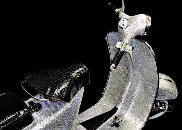 Vespa cổ lung linh với 150.000 viên pha lê ảnh 2