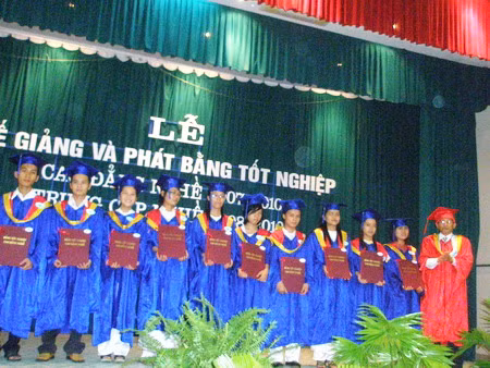 Trường CĐ nghề Đà Nẵng trao bằng tốt nghiệp khóa đầu tiên