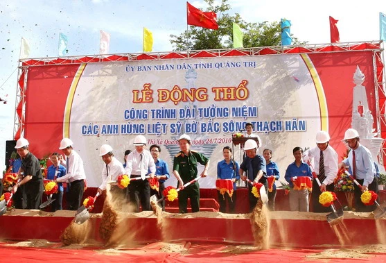 Xây đài tưởng niệm và bến thả hoa bờ Bắc sông Thạch Hãn