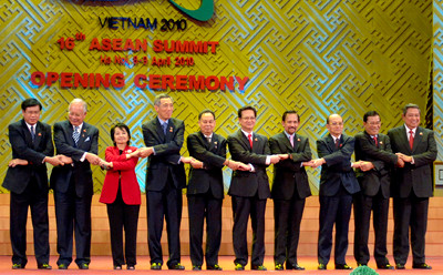 Trưởng đoàn các nước ASEAN tại lễ khai mạc Hội nghị Cấp cao ASEAN vào tháng 4/2010 tại Hà Nội. Trưởng đoàn các nước ASEAN tại lễ khai mạc Hội nghị Cấp cao ASEAN vào tháng 4/2010 tại Hà Nội.