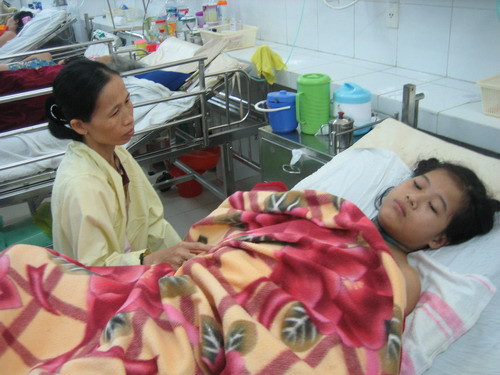 Em Võ Thị Phương Khương học sinh lớp 11 trường THPT Huỳnh Thúc Kháng, huyện Tiên Phước, Quảng Nam đang nằm tại Khoa hồi sức cấp cứu bệnh viện Đa khoa Đà Nẵng - ảnh Thúy Phương Em Võ Thị Phương Khương học sinh lớp 11 trường THPT Huỳnh Thúc Kháng, huyện Tiên Phước, Quảng Nam đang nằm tại Khoa hồi sức cấp cứu bệnh viện Đa khoa Đà Nẵng - ảnh Thúy Phương