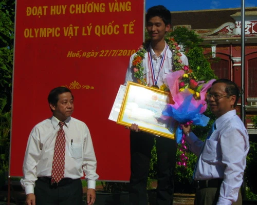 Vinh danh HS đạt huy chương vàng Olympic Vật lý quốc tế