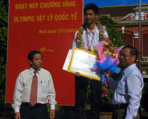 Vinh danh HS đạt huy chương vàng Olympic Vật lý quốc tế