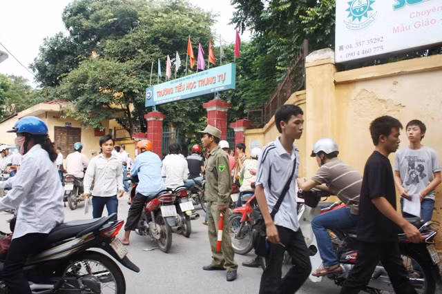 Không khí trước giờ làm thủ tục dự thi tại điểm thi của CĐ Giao thông vận tải không kém 