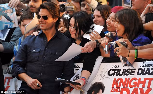 Tom is renowned for his determination to meet and greet as many of his fans as possible at premieres Read more: http://www.dailymail.co.uk/tvshowbiz/article-1296897/Knight-And-Day-premiere-Cameron-Diaz-wears-stunning-sparkly-minidress-London-premiere.html#ixzz0x72GSFwS