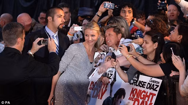 Cameron is bombarded by fans wanting autographs and pictures with the Knight And Day star Read more: http://www.dailymail.co.uk/tvshowbiz/article-1296897/Knight-And-Day-premiere-Cameron-Diaz-wears-stunning-sparkly-minidress-London-premiere.html#ixzz0x72SABn0