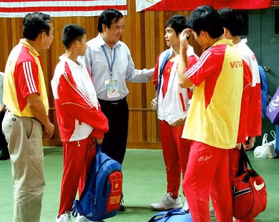 Thứ trưởng Bộ GD&ĐT Trần Quang Quý chúc mừng các VĐV TDDC đã xuất sắc giành được HC đầu tiên cho Đoàn TTHSVN