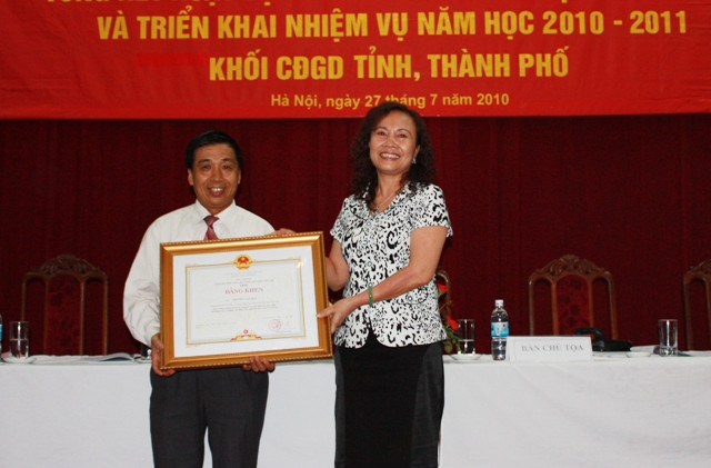 Thứ trưởng Bộ GD&ĐT Nguyễn Thị Nghĩa trao Bằng khen của Thủ tướng Chính phủ cho ông