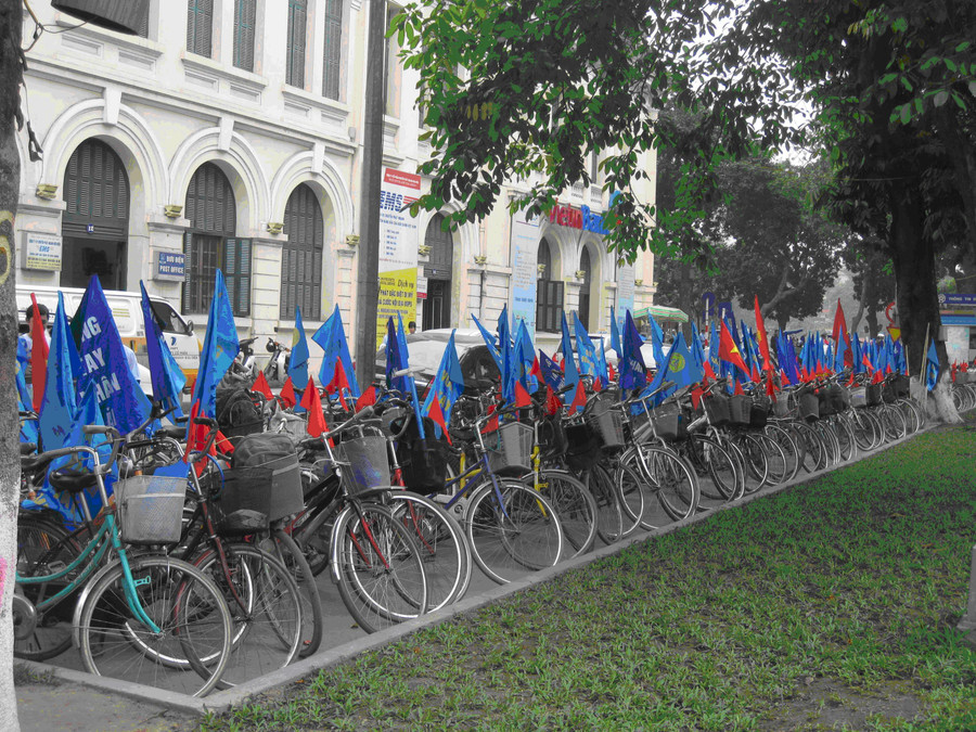 Sinh viên đạp xe xuyên Việt giúp đỡ người nghèo ảnh 4 Những chiếc xe thô sơ chở khát khao tuổi tra dọc chiều dài đất nước