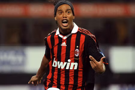 CT Berlusconi phủ nhận Ronaldinho sẽ ra đi