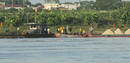 Cầu phao Đuống lại bị đâm