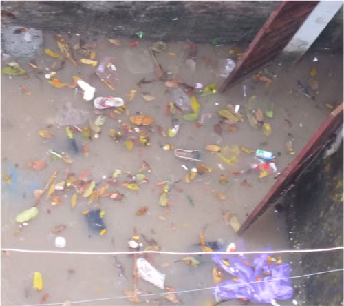 Rác theo nước tràn ra khắp mọi nơi