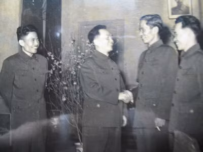 Võ Đại tướng hồ hởi bắt tay ông Trần Hữu Dực (khi đó là chủ nhiệm Tổng cục Hậu cần), sau lưng Đại tướng là thứ trưởng Tạ Quang Bửu và Thứ trưởng Hoàng Anh.