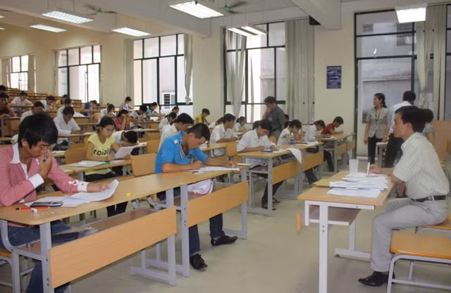 Thí sinh làm bài thi tại Học viện Hành chính quốc gia. Ảnh: gdtd.vn
