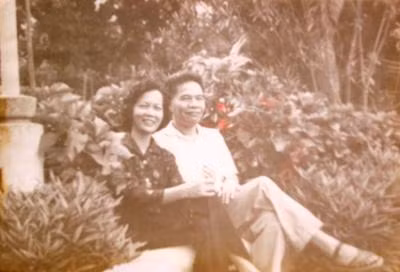 Vợ chồng GS Tạ Quang Bửu năm 1968 tại vườn hoa nhà Quốc hội.