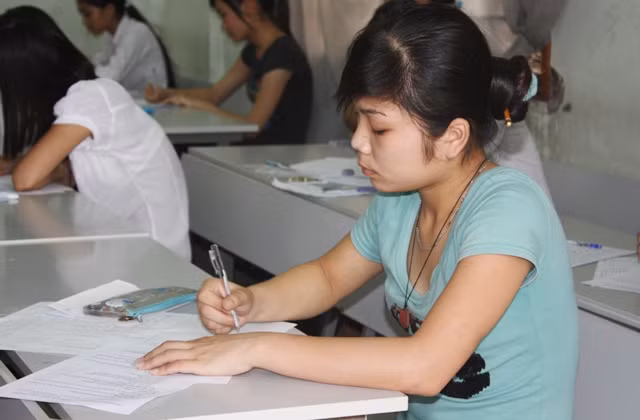 Thí sinh làm bài thi môn Văn tại Trường CĐ Nội vụ. Ảnh: gdtd.vn