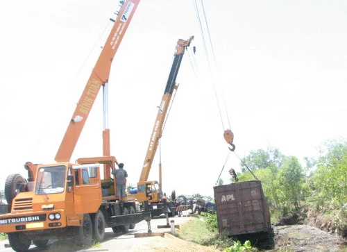 Lật container, hàng chục tấn dầu tràn ra đường