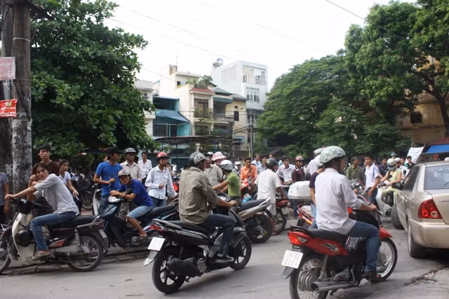 Người nhà đợi chật kín lối đi. Ảnh: gdtd.vn